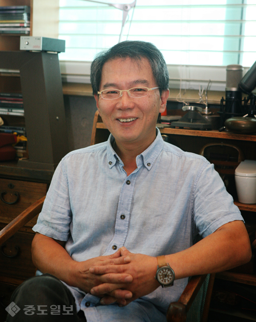 ▲ 전창곤 원장은 누구… 충남대 불어불문학과 졸업후, 프랑스 유학길에 올라 프랑스 파리-소르본(Paris-Sorbonne) 대학교 박사학위과정(D.E.A)을 마치고 프랑스 파리 낭테르(Paris-Nanterre) 대학교에서 '이오네스코(Ionesco) 작품에서의 신화적 형상 연구'로 문학박사 학위를 받았다. 귀국 이후 경기대학교, 충남대학교, 한남대학교, 목원대학교, 경희대학교, 배재대학교 등에서 프랑스문학과 서양예술사 등을 강의했고, 2007년부터 현재까지 알리앙스 프랑세즈 대전 프랑스문화원장으로 재직중이다. 소장품 초대전으로 2001년 가을 국립현대미술관에서 '배운성전', 2002년 가을 대림문화재단에서 '예술가와 컬렉터전', 2004년 봄 아주미술관에서 '배운성전' 등을 열었다. 이후 다양한 공·사립미술관들에 정기적으로 소장 작품들을 대여해 주고 있다. ▲ 전창곤 원장은 누구… 충남대 불어불문학과 졸업후, 프랑스 유학길에 올라 프랑스 파리-소르본(Paris-Sorbonne) 대학교 박사학위과정(D.E.A)을 마치고 프랑스 파리 낭테르(Paris-Nanterre) 대학교에서 '이오네스코(Ionesco) 작품에서의 신화적 형상 연구'로 문학박사 학위를 받았다. 귀국 이후 경기대학교, 충남대학교, 한남대학교, 목원대학교, 경희대학교, 배재대학교 등에서 프랑스문학과 서양예술사 등을 강의했고, 2007년부터 현재까지 알리앙스 프랑세즈 대전 프랑스문화원장으로 재직중이다. 소장품 초대전으로 2001년 가을 국립현대미술관에서 '배운성전', 2002년 가을 대림문화재단에서 '예술가와 컬렉터전', 2004년 봄 아주미술관에서 '배운성전' 등을 열었다. 이후 다양한 공·사립미술관들에 정기적으로 소장 작품들을 대여해 주고 있다.