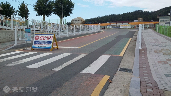 ▲ 태안초등학교 정문 인도 모습./충남교육청 제공.