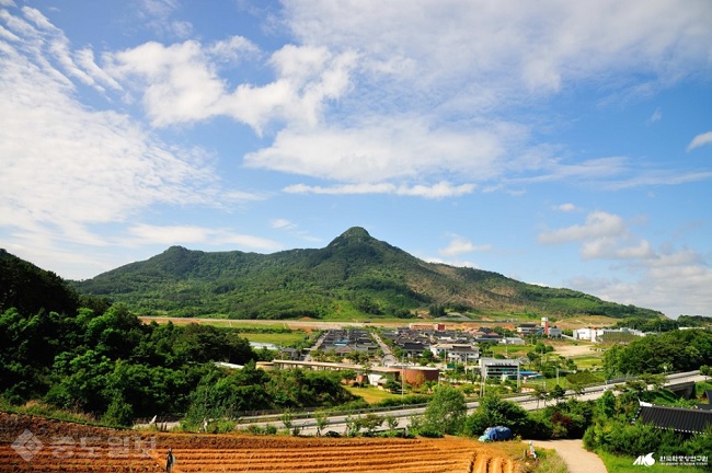 ▲ 순창 전통 민속 마을에서 바라본 아미산/사진 출처=한국향토문화전자대전 ▲ 순창 전통 민속 마을에서 바라본 아미산/사진 출처=한국향토문화전자대전