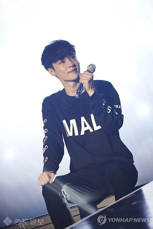 ▲ 엑소 레이는 최근 수면부족으로 쓰러져 팬들을 깜짝놀라게 했다./연합뉴스