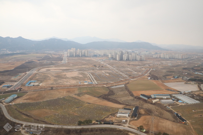 ▲ 축사 인근에서 바라본 내포신도시(아파트 단지)./충남도 제공.