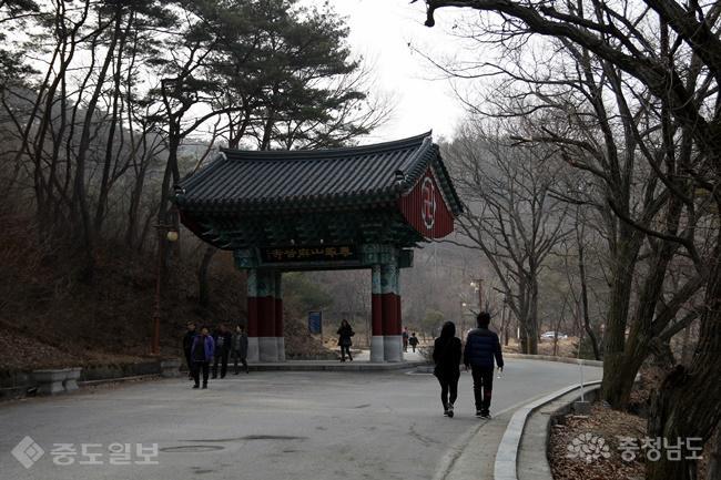 ▲ 태화산 자락에 위치한 마곡사 일주문/사진=충남넷 ▲ 태화산 자락에 위치한 마곡사 일주문/사진=충남넷