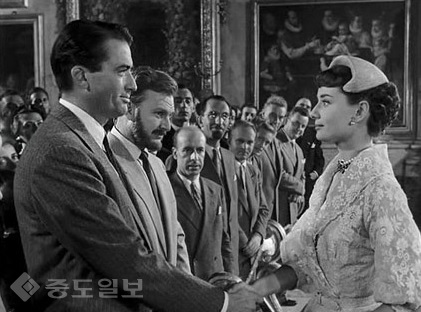 ▲ 영화 '로마의 휴일' 중 한장면 ▲ 영화 '로마의 휴일' 중 한장면