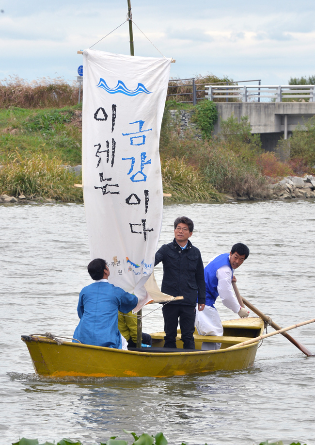 ▲ 문화역사 탐방 참가 인사들이 배 퍼포먼스를 펼치고 있다. 