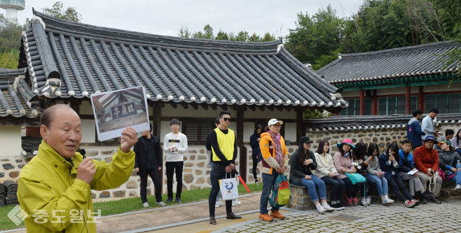 ▲ 류제협 논산문화원장이 죽림서원에서 참가자들에게 역사해설을 하고 있다.