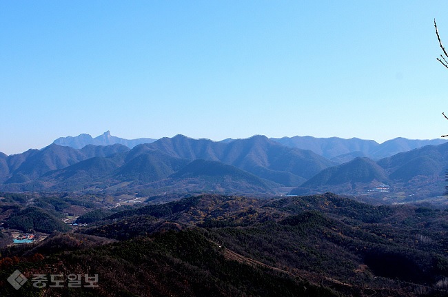 ▲ 문래산에서 내려다본 조망. 멀리 월악산 영봉이 보인다./사진 출처=다음 블로그 두드림(Do dream) 산행길' ▲ 문래산에서 내려다본 조망. 멀리 월악산 영봉이 보인다./사진 출처=다음 블로그 두드림(Do dream) 산행길'