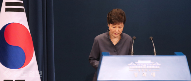 ▲ 박근혜 대통령이 지난 25일 '최순실 의혹'에 관해 대국민 사과를 하기 위해 청와대 춘추관 대브리핑실에 들어서고 있다. [연합뉴스 제공]