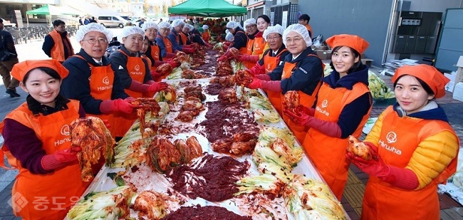 ▲  한화이글스 김신연 대표이사와 한화그룹 계열사 임직원들이 한화생명 이글스파크에서 열린 ‘한화와 함께하는 김장나눔 대축제’행사에서 자원봉사자들과 함께 김장을 담그고 있다.
<br />
<br />