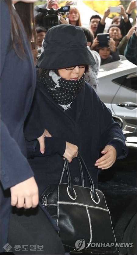 ▲‘비선 실세’로 지목된 최순실 씨가 지난달 31일 오후 피의자 신분으로 검찰 특별수사본부에서 조사를 받기 위해 서울 서초구 서울중앙지검으로 들어서고 있다.(사진=연합뉴스) ▲‘비선 실세’로 지목된 최순실 씨가 지난달 31일 오후 피의자 신분으로 검찰 특별수사본부에서 조사를 받기 위해 서울 서초구 서울중앙지검으로 들어서고 있다.(사진=연합뉴스)