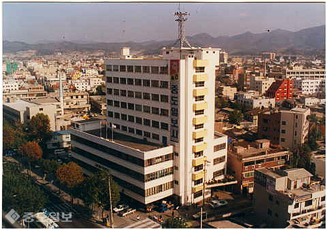 ▲ 복간 추진 당시의 중도일보 사옥. '속간 중도일보사' 현수막이 선명하다. 중도일보 DB ▲ 복간 추진 당시의 중도일보 사옥. '속간 중도일보사' 현수막이 선명하다. 중도일보 DB