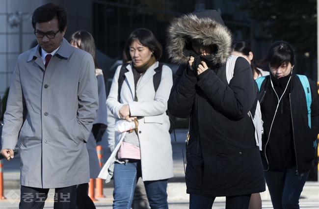 ▲ 3일은 오전에 평년보다 낮은 기온을 보이다가 오후부터 기온이 오를 것으로 보입니다. /사진출처=연합db