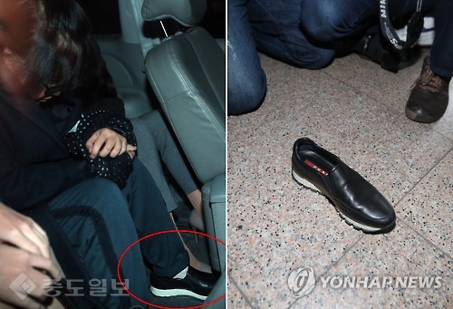 ▲ 검찰이 현 정부의 숨은 실세라는 의혹을 받아온 최순실(최서원으로 개명)씨를 지난달 31일 밤 긴급체포했다. 최씨가 검찰 출석 때 벗겨졌던 명품 신발(빨간색 원)을 다시 신고 지난 1일 오전 서초구 서울중앙지검에서 나와 서울구치소로 이송되고 있다. 오른쪽 사진은 출석 때 벗겨진 신발./연합 ▲ 검찰이 현 정부의 숨은 실세라는 의혹을 받아온 최순실(최서원으로 개명)씨를 지난달 31일 밤 긴급체포했다. 최씨가 검찰 출석 때 벗겨졌던 명품 신발(빨간색 원)을 다시 신고 지난 1일 오전 서초구 서울중앙지검에서 나와 서울구치소로 이송되고 있다. 오른쪽 사진은 출석 때 벗겨진 신발./연합