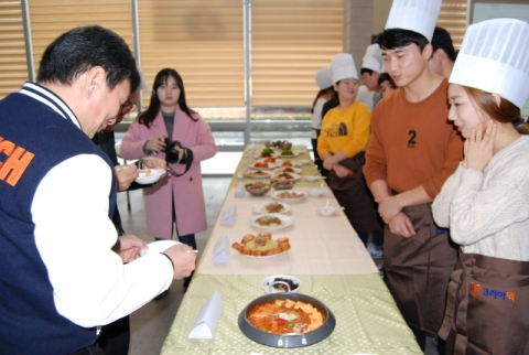 코리아텍이 11일 교내 학생식당에서 2016 요리경연대회를 개최한다