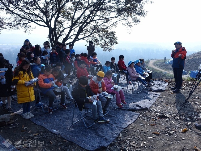 ▲ 파주시 군내면 정자리 덕진산성현장에서 군내초등학교 학생과 일반시민이 참석하여 학술발굴조사 현장설명회를 갖고 있다./제공=파주시