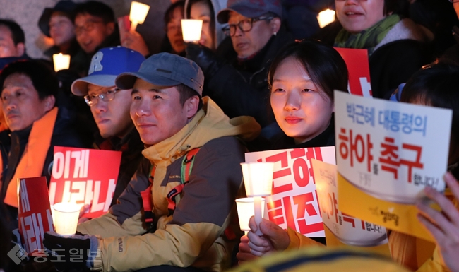 ▲ 전국 촛불집회가 열리는 12일은 전국이 흐리고 5㎜내외의 비가 내리겠습니다. /출처=연합뉴스