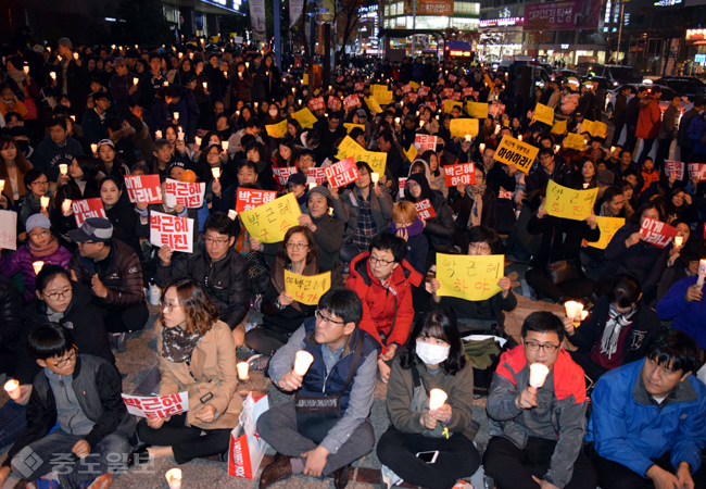 ▲ 12일 오후 7시 대전시민 1200여명이 촛불집회에 참석해 박근혜 대통령 퇴진을 외치고 있다. 