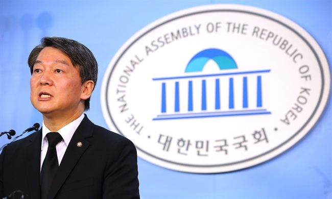 ▲ 국민의당 안철수 전 상임공동대표가 16일 오전 국회 정론관에서 최근 정국 상황과 관련한 기자회견을 하고 있다. 안 전 대표는 '박대통령, 임기 채워선 안된다'며 내년 상반기 조기대선을 주장했다. /연합