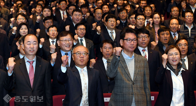 ▲ 한국수자원공사 창립 49주년 기념식이 16일 대전 본사 대강당에서 열려 임직원들이 힘찬 도약을 염원하며 파이팅을 외치고 있다. 이성희 기자 token77@