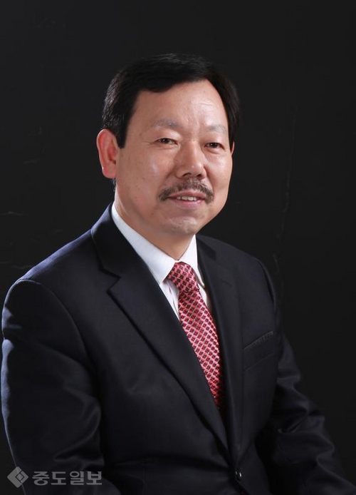 ▲ 성낙원 원장은 … 1959년 충북 옥천 출생, 대전대신고, 한남대 이공대학 수학과, 한남대 경영대학원 경영학과 졸업. (사)한국청소년영상예술진흥원 원장, (사)한국영화인총연합회 대전시지회장, 중국예술가협회 상무이사, 국군간호사관학교 외래강사, (사)한국영화학회 회원, 중국아동,소년공익단편영화제 조직위원회 명예주석, 한국스카우트연맹 훈련교수, 대한민국청소년영화제 집행위원장, 대전시영상위원회 위원, (사)한국영화기획프로듀서협회 이사, 대전중구문화원 운영위원, 우송정보대 영상콘텐츠과 겸임교수, 중부대 연극영화과 강사, (주)낙원프로덕션 대표이사, 법무부 대전출입국관리사무소 사회통합위원, 대전시건강가정·다문화지원센터 운영위원. ▲ 성낙원 원장은 … 1959년 충북 옥천 출생, 대전대신고, 한남대 이공대학 수학과, 한남대 경영대학원 경영학과 졸업. (사)한국청소년영상예술진흥원 원장, (사)한국영화인총연합회 대전시지회장, 중국예술가협회 상무이사, 국군간호사관학교 외래강사, (사)한국영화학회 회원, 중국아동,소년공익단편영화제 조직위원회 명예주석, 한국스카우트연맹 훈련교수, 대한민국청소년영화제 집행위원장, 대전시영상위원회 위원, (사)한국영화기획프로듀서협회 이사, 대전중구문화원 운영위원, 우송정보대 영상콘텐츠과 겸임교수, 중부대 연극영화과 강사, (주)낙원프로덕션 대표이사, 법무부 대전출입국관리사무소 사회통합위원, 대전시건강가정·다문화지원센터 운영위원.