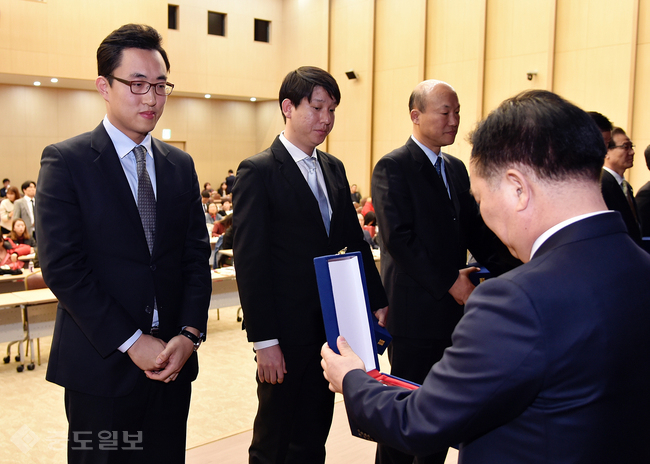 ▲ 조폐공사는 2016년 적극행정 우수사례 경진대회에서 사내 벤처 사업 '가짜석유 판별용지 개발로 신뢰사회 구축 및 탈세방지' 운영 사례로 인사혁신처장 표창을 수상했다. 표창을 받는 조폐공사 황성필 대리)