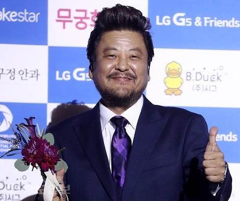 ▲ 배우 성지루가 지난 7월19일 오후 서울 중구 장충체육관에서 열린 '2016 신스틸러 페스티벌'에서 포즈를 취하고 있다./사진=연합 DB ▲ 배우 성지루가 지난 7월19일 오후 서울 중구 장충체육관에서 열린 '2016 신스틸러 페스티벌'에서 포즈를 취하고 있다./사진=연합 DB