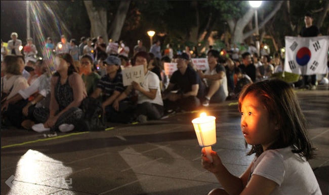▲ 지난 12일 저녁 호주 시드니 도심의 하이드 파크 분수대 앞에서 박근혜 대통령의 퇴진과 한국민주주의의 회복을 위한 촛불 집회가 열렸다. 이날 행사에는 최근 한국에서 벌어지는 촛불 집회에 대한 높은 관심을 반영한 듯 젊은 층과 가족 단위 등 약 500명이 참석했다./사진=연합 DB ▲ 지난 12일 저녁 호주 시드니 도심의 하이드 파크 분수대 앞에서 박근혜 대통령의 퇴진과 한국민주주의의 회복을 위한 촛불 집회가 열렸다. 이날 행사에는 최근 한국에서 벌어지는 촛불 집회에 대한 높은 관심을 반영한 듯 젊은 층과 가족 단위 등 약 500명이 참석했다./사진=연합 DB