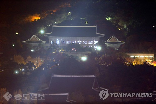 ▲ 불 밝힌 청와대
<br />2016년 민중총궐기 대규모 집회가 열린 지난 12일 밤 청와대 본관에 불이 밝혀져 있다./사진=연합 DB ▲ 불 밝힌 청와대
<br />2016년 민중총궐기 대규모 집회가 열린 지난 12일 밤 청와대 본관에 불이 밝혀져 있다./사진=연합 DB