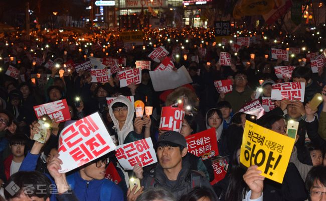 ▲ 19일 박근혜 퇴진을 요구하며 촛불집회에 나선 시민들이 공연을 관람하고 있다. 