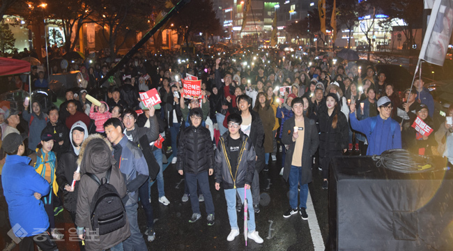 ▲ 공식 집회가 종료된 이후에도 일부 시민들이 남아 박근혜 퇴진을 외쳤다. 거리 한쪽에선 시민들이 거리 필리버스터를 진행하며 자유발언을 이어갔다. 