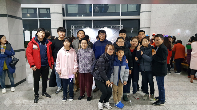 ▲지난 19일 이승철 콘서트 관람하는 모습. ▲지난 19일 이승철 콘서트 관람하는 모습.