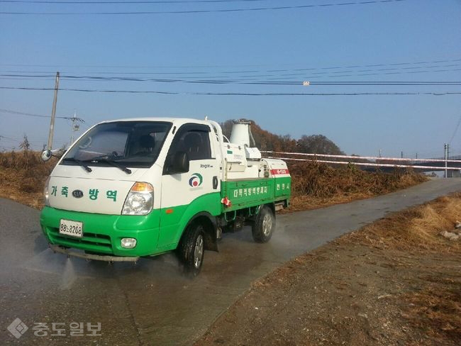 ▲ 충북과 전북, 경기 등 AI 사면초가에 빠진 충남이 방역전쟁에 돌입했다.<사진은 천안시 차량소독 모습> 
<br />