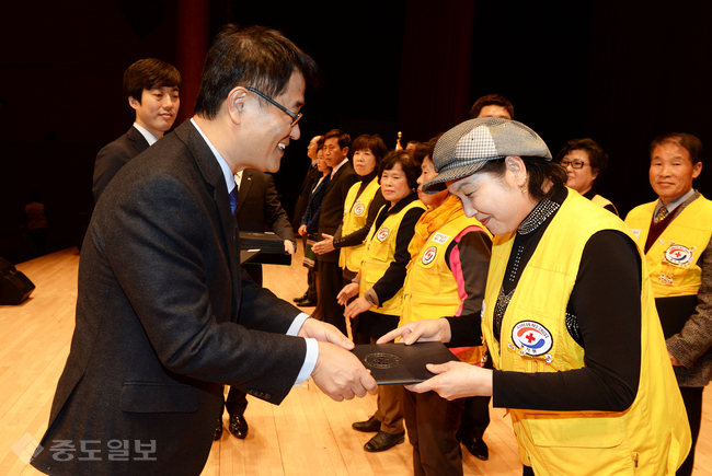 ▲ 인도주의 정신으로 세상을 밝히는 적십자 창립 111주년을 맞아 22일 충남도청 문예회관에서 충남적십자 봉사단원이 우수봉사자 표창을 수여받고 있다. 