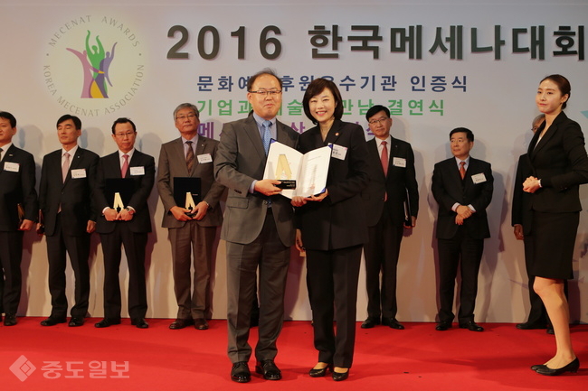 ▲ 지난 22일 서울 소공동 조선호텔에서 열린 ‘2016 문화예술후원우수기관 인증식’에서 이상학 KT＆G지속경영본부장(왼쪽)과 조윤선 문화체육관광부장관이 기념촬영하고 있다.