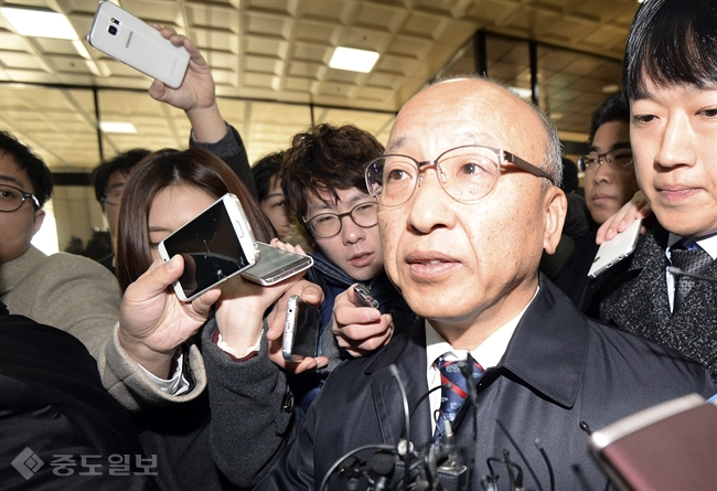 ▲ 국민연금의 '삼성 합병 찬성' 의혹과 관련 문형표 전 보건복지부 장관이 조사를 받기 위해 24일 오전 서초구 서울중앙지방검찰청으로 들어서며 취재진 질문에 답하고 있다. /연합