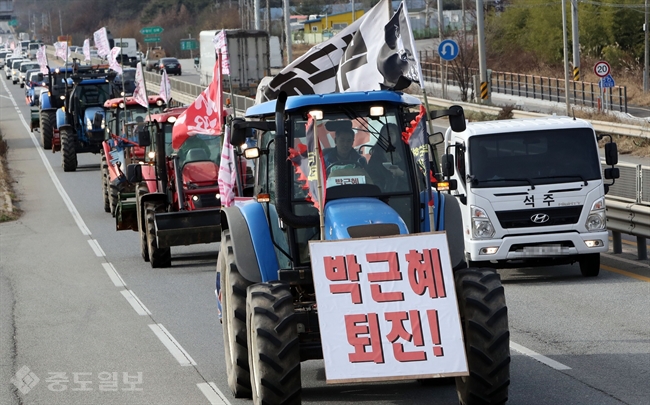 ▲ 주말 서울 광화문에서 열리는 촛불 집회에 참석하기 위해 서울로 향하는 트랙터 행렬이 지난 23일 충남 예산지역을 지나가고 있다. /연합