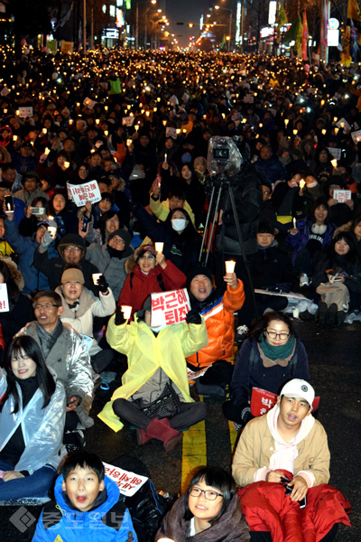 ▲ 박근혜 퇴진을 요구하는 집회가 26일 오후 대전시 서구 타임월드 앞 사거리에서 추최측 추산 4만여명이 참석한 가운데 열렸다. 