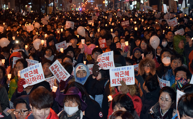 ▲ 박근혜 퇴진을 요구하는 집회가 26일 오후 대전시 서구 타임월드 앞 사거리에서 추최측 추산 4만여명이 참석한 가운데 열렸다. 