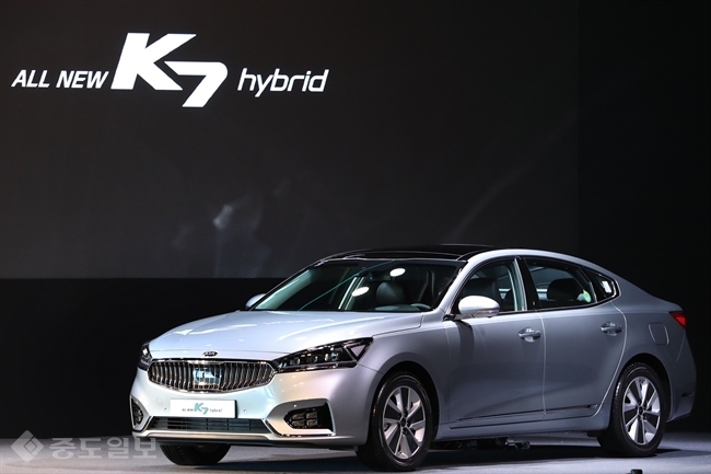 ▲29일 오전 서울 광진구 W호텔에서 기아자동차가 '올 뉴 K7 하이브리드'를 선보이고 있다. 연합뉴스 ▲29일 오전 서울 광진구 W호텔에서 기아자동차가 '올 뉴 K7 하이브리드'를 선보이고 있다. 연합뉴스