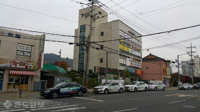 ▲ 서산 동문1동 서령중고앞 택시들이 줄지어 서있다.