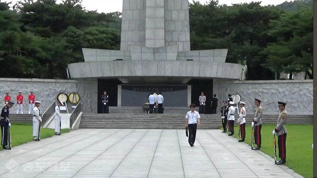 ▲ 국립서울현충원에서 참배객이 현충탑에서 참배를 하고 있다.