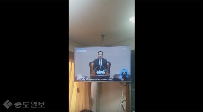 ▲ 탄핵 가결 고등학생들의 반응 유튜브 캡처 ▲ 탄핵 가결 고등학생들의 반응 유튜브 캡처