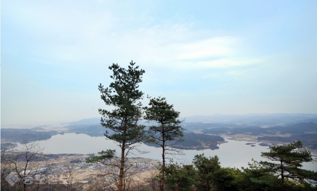 ▲ 봉수산에서 내려다본 예당저수지/출처=예산군 문화관광 홈페이지 ▲ 봉수산에서 내려다본 예당저수지/출처=예산군 문화관광 홈페이지
