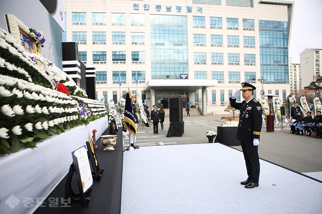 ▲ 김재원 충남경찰청장이 고 김용관 경감 영결식에서 고인에게 인사를 하고 있다./충남경찰청 제공.