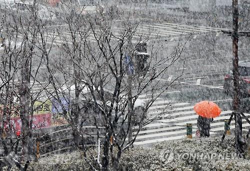 ▲ 13일은 지역 곳곳에 눈과 비 소식이 있겠습니다. /사진출처=연합db 