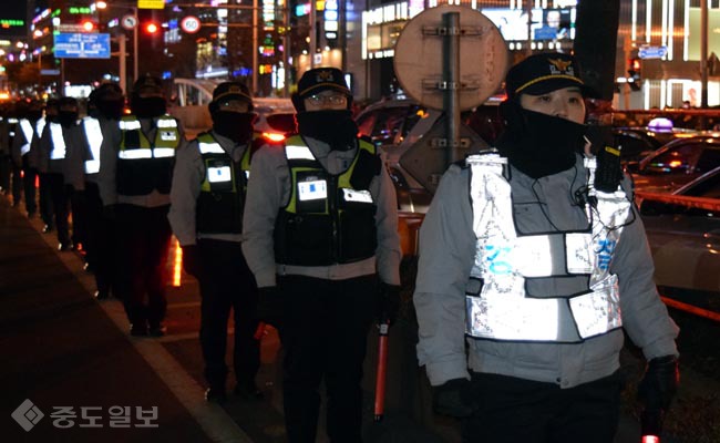 ▲ 시민들의 거리행진을 따라가며 호위하고 있는 대전 경찰