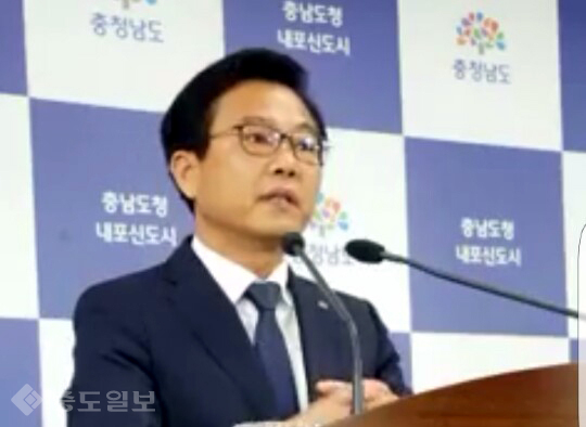 ▲ 충남도 김석필 여성가족정책관이 14일 도청 브리핑실에서 열린 기자회견을 통해 충남 양성평등 비전 2030을  발표하고 있다.