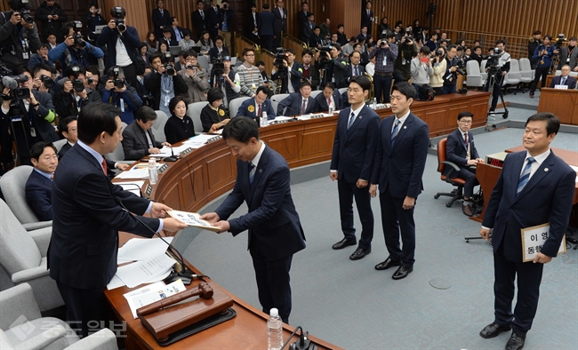 ▲ 14일 국회에서 열린 '박근혜 정부의 최순실 등 민간인에 의한 국정농단 의혹사건 진상규명을 위한 국정조사 특별위원회' 3차 청문회에서 김성태 위원장이 이영선-윤전추 청와대 행정관에 대한 동행명령장을 발부해 경위에게 전달하고 있다. /연합뉴스