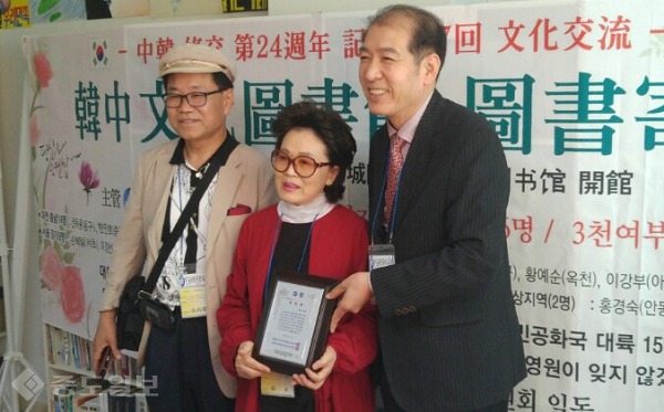 ▲ 김우영 작가(왼쪽)과 함께 한 김정 시인