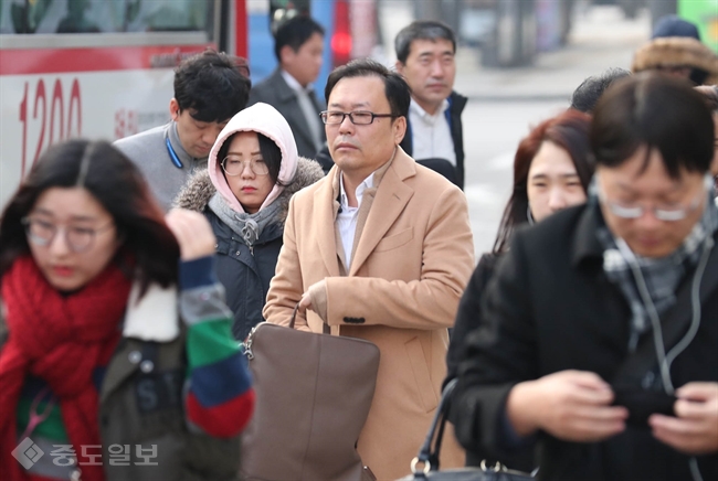 ▲ 16일은 오후에도 10도 이하의 최고기온을 보이면서 강추위가 예상됩니다. /출처=연합db