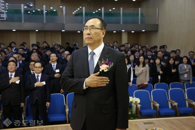 ▲ 16일 대전지방국세청 예지관에서 열린 ‘제52대 대전국세청장 취임식’에서 신동렬 신임 청장이 국기에 대한 경례를 하고 있다.